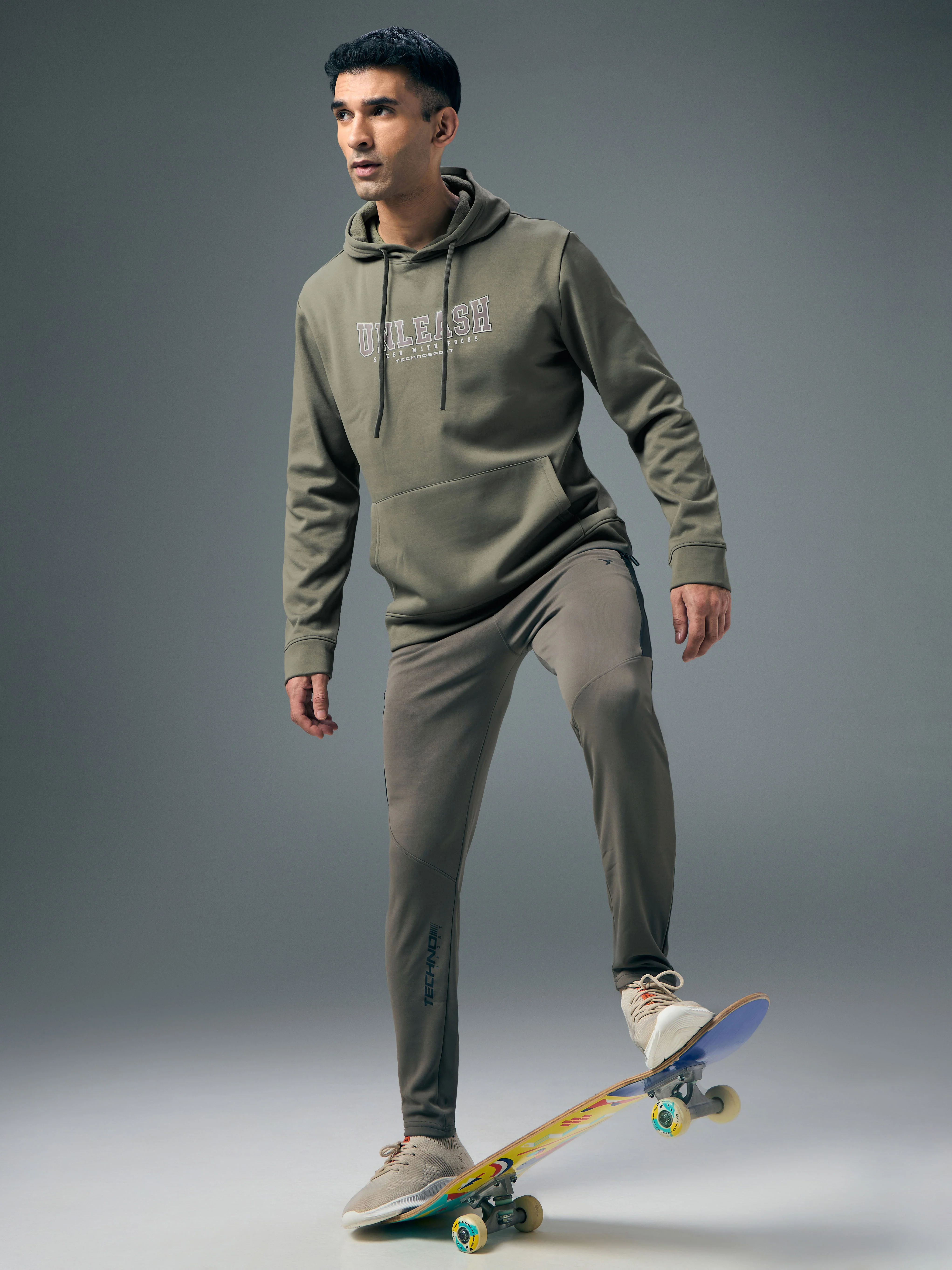 Men Printed Slim Fit Hooded Sweatshirt with TECHNOWARM+ - Image 5