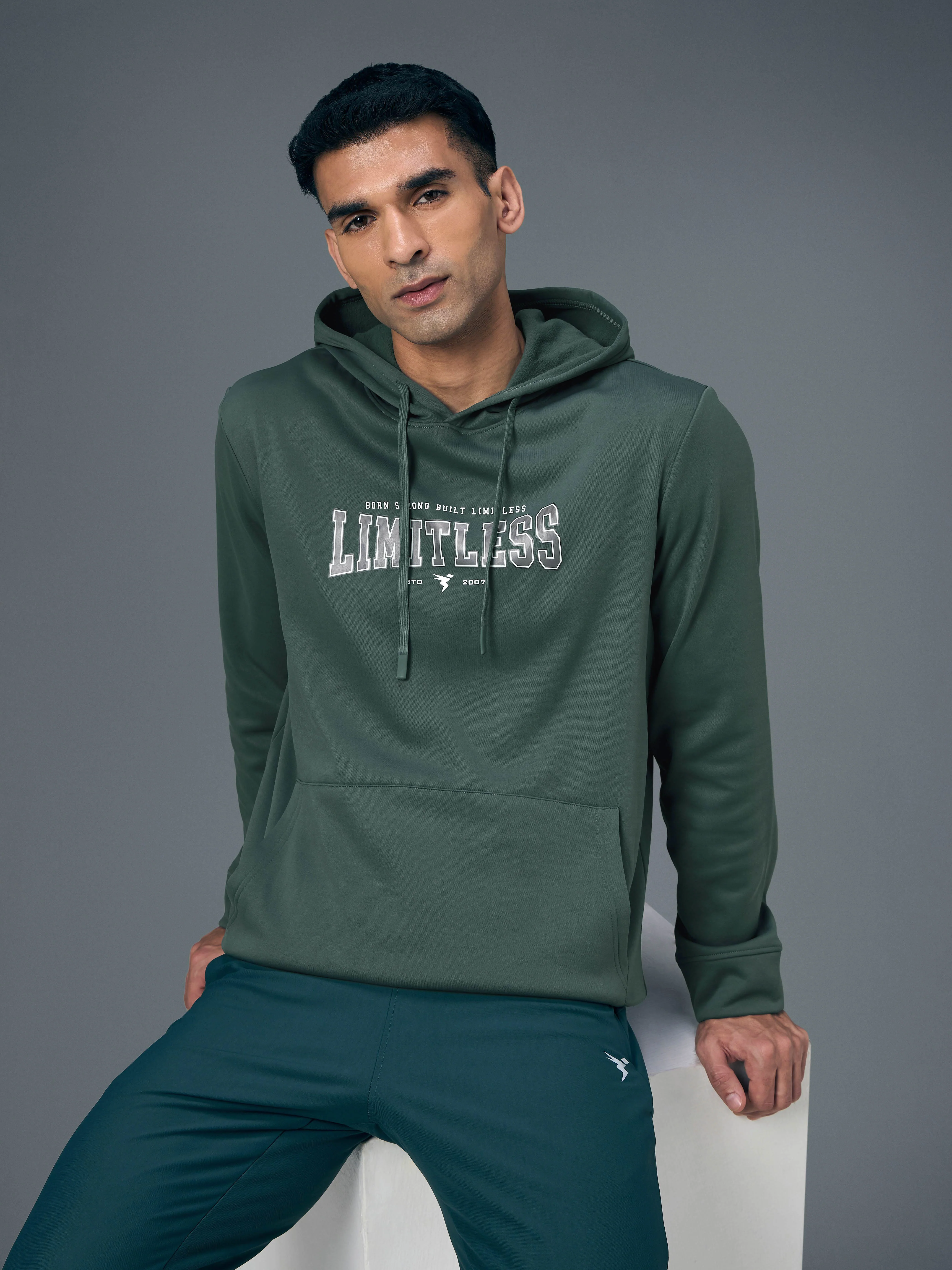 Men Printed Slim Fit Hooded Sweatshirt with TECHNOWARM+