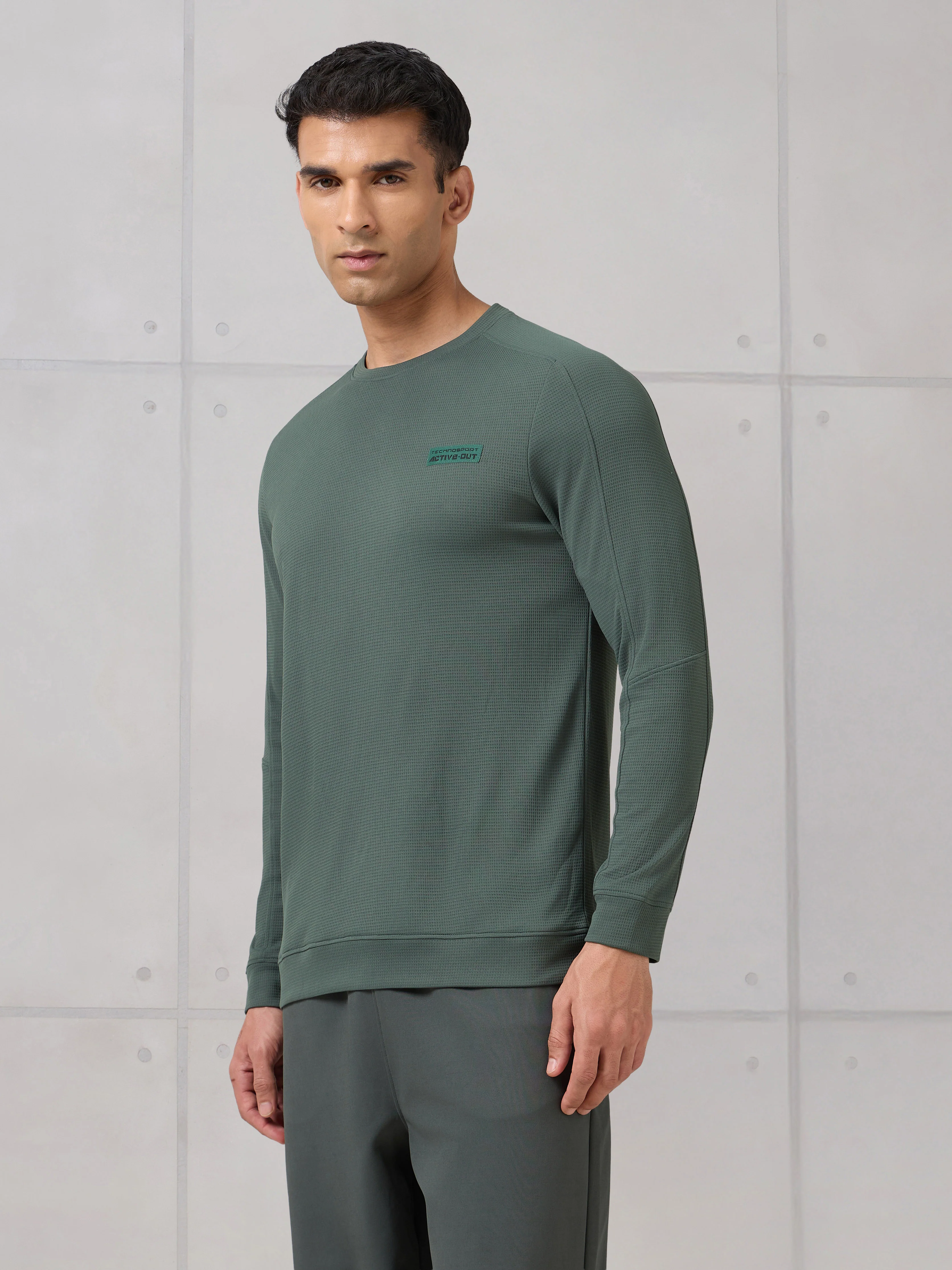 Men Round Neck Solid Active Out Slim Fit T-Shirt with TECHNOCOOL+ - Image 4