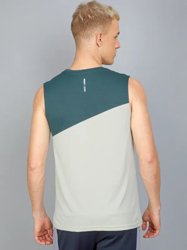 Men Colorblock Slim Fit Crew Neck Innerwear Vest with TECHNO COOL+ - Image 6
