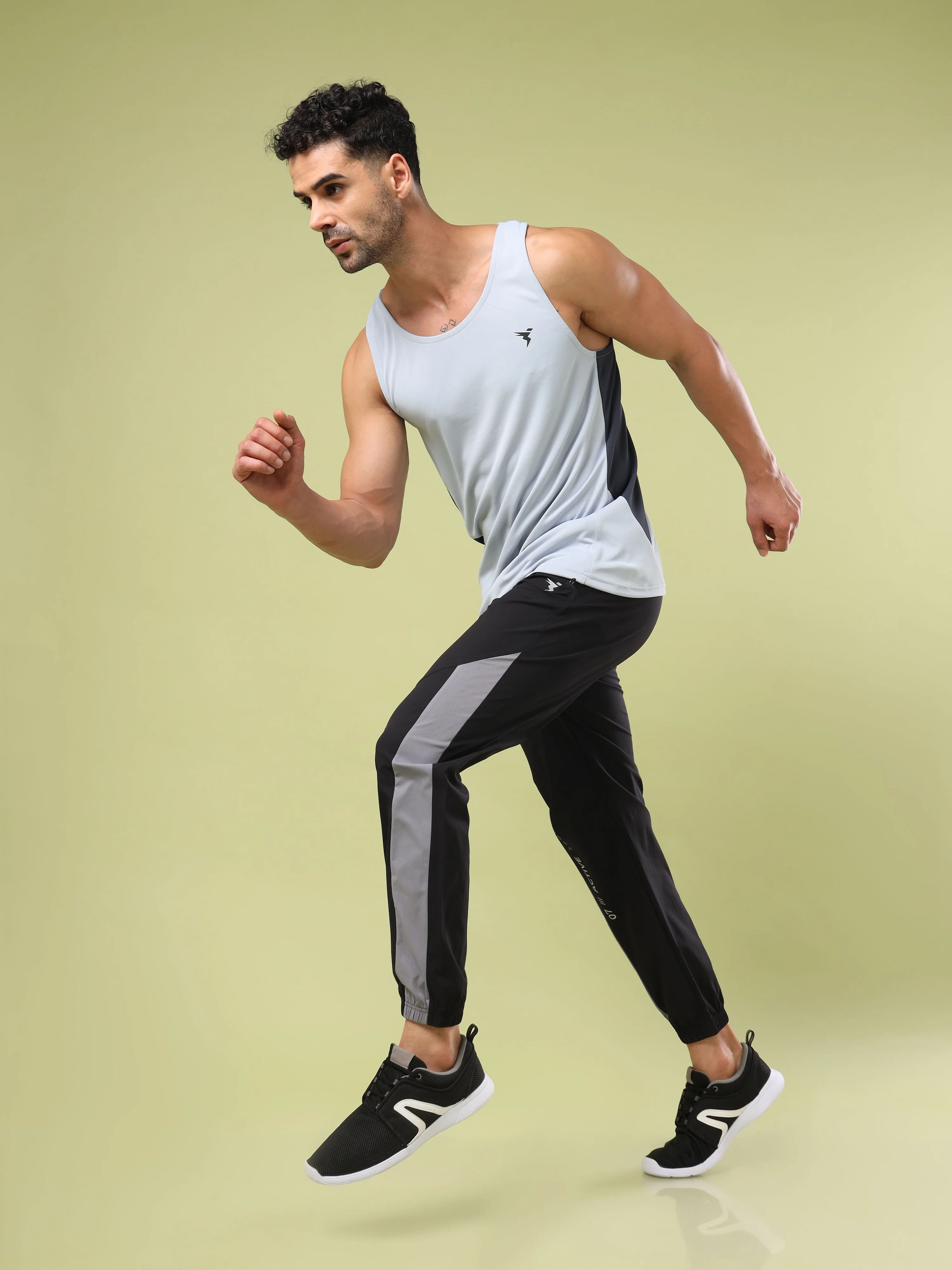 Men Solid Slim Fit Scoop Neck Sports Innerwear Vest with TECHNO COOL+ (Pack of 2) - Image 5
