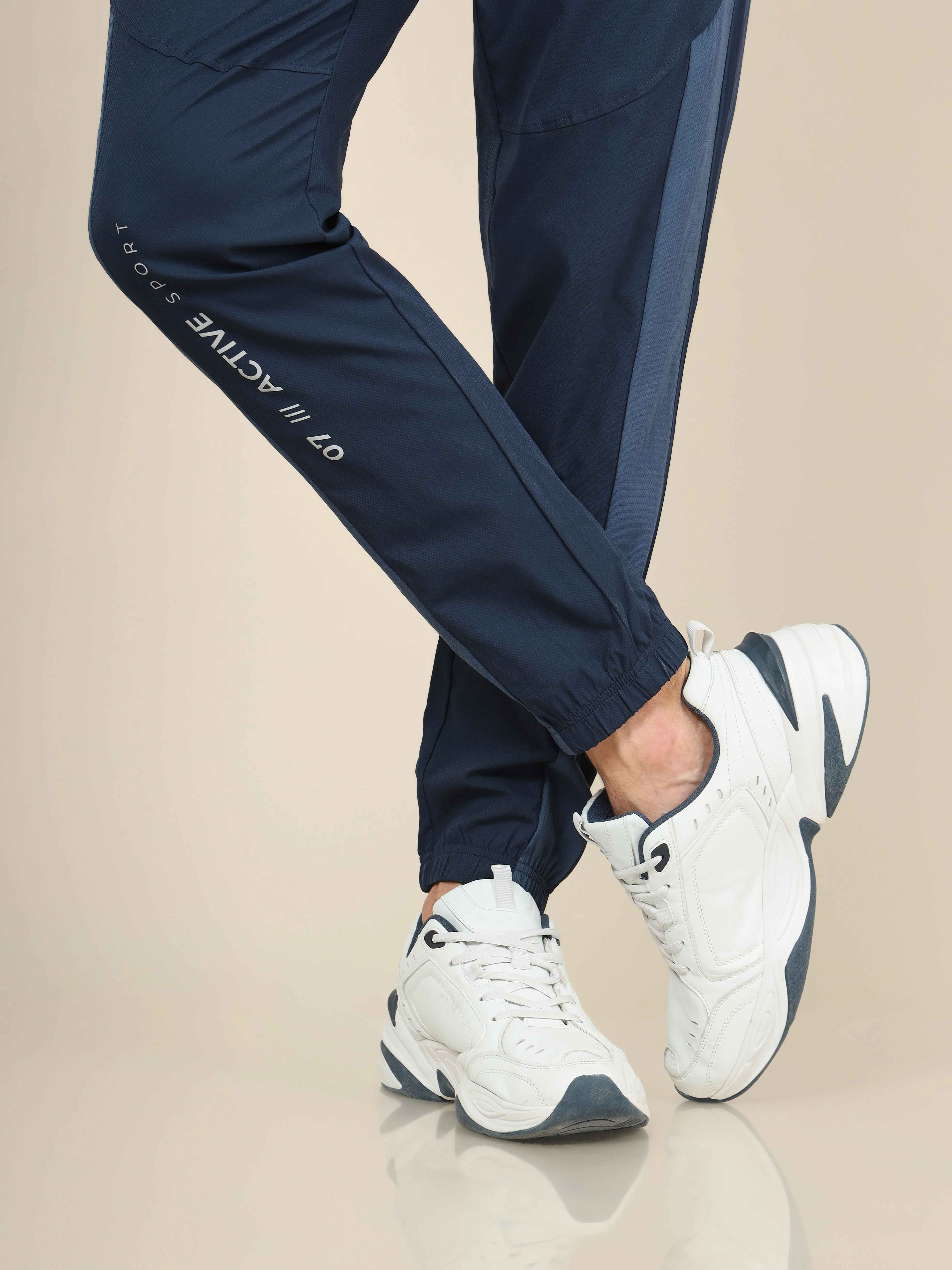 Men Solid Slim Fit Sports Joggers with TECHNOLITE - Image 7
