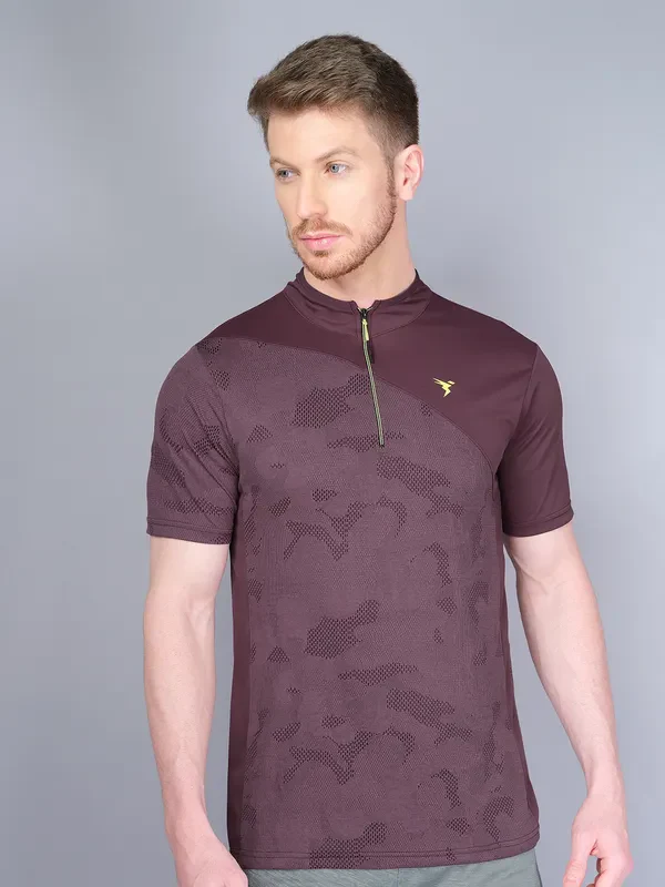 Men Self Design Slim Fit Mock Neck T-shirt with VENTMESH