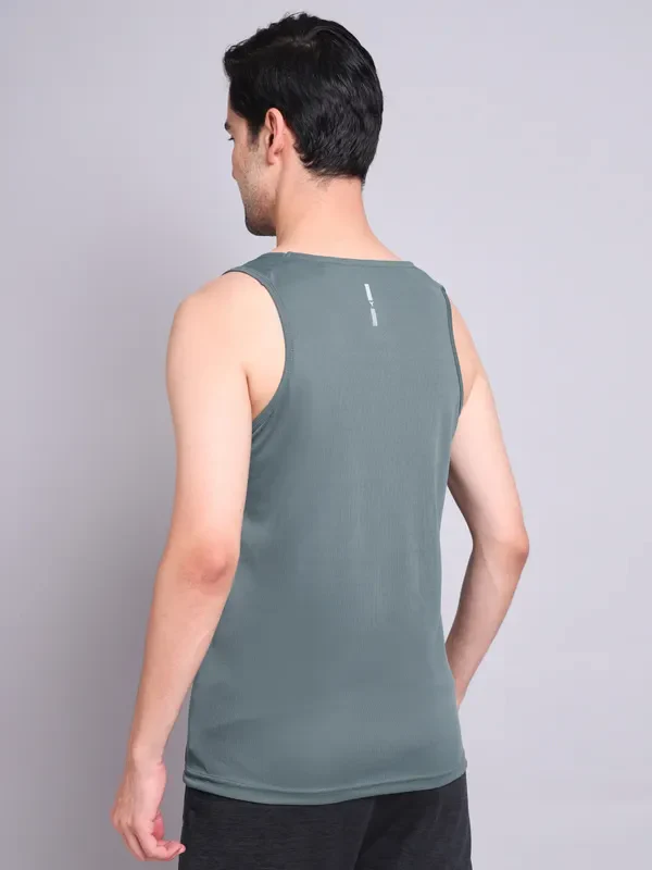Men Colorblock Slim Fit Scoop Neck Innerwear Vest with TECHNO COOL+ - Image 2