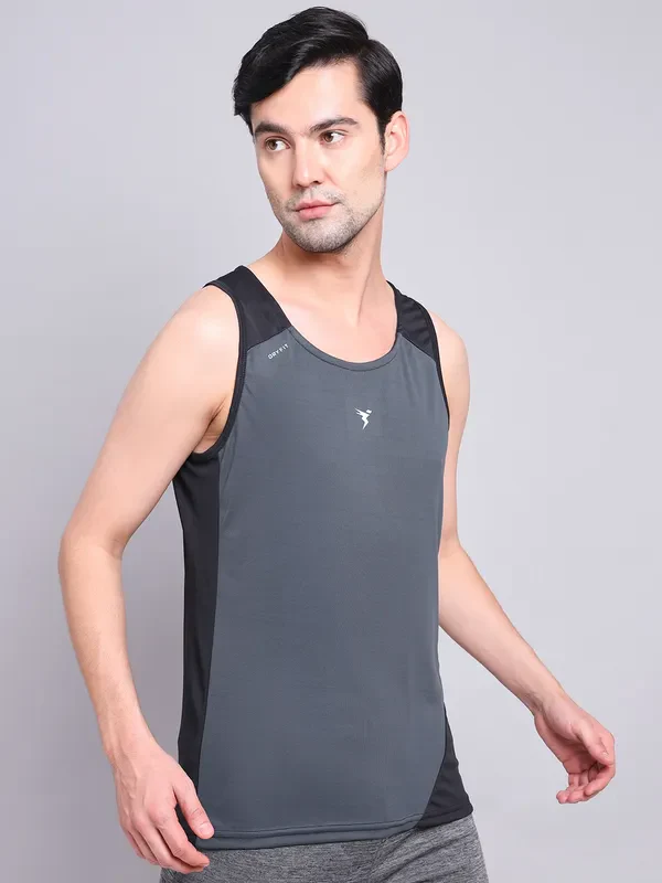 Men Colorblock Slim Fit Scoop Neck Innerwear Vest with TECHNO COOL+ - Image 2