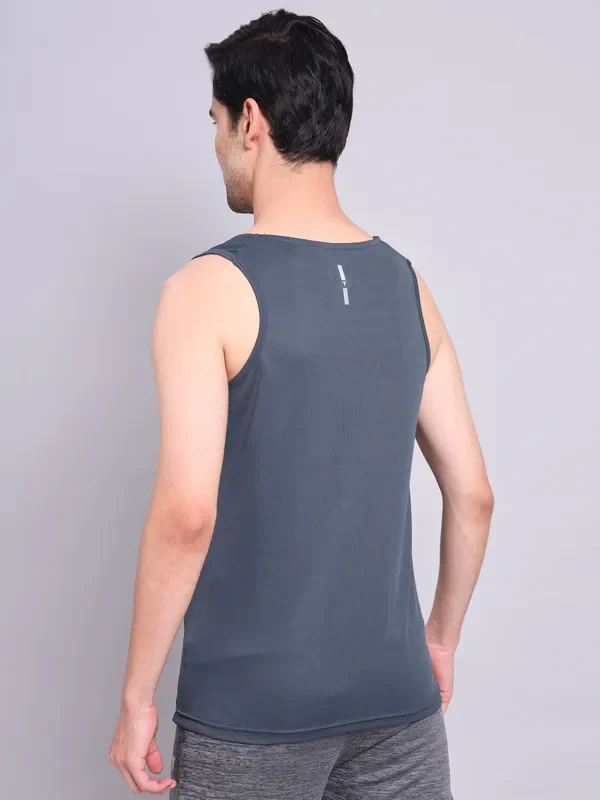 Men Colorblock Slim Fit Scoop Neck Innerwear Vest with TECHNO COOL+ - Image 3