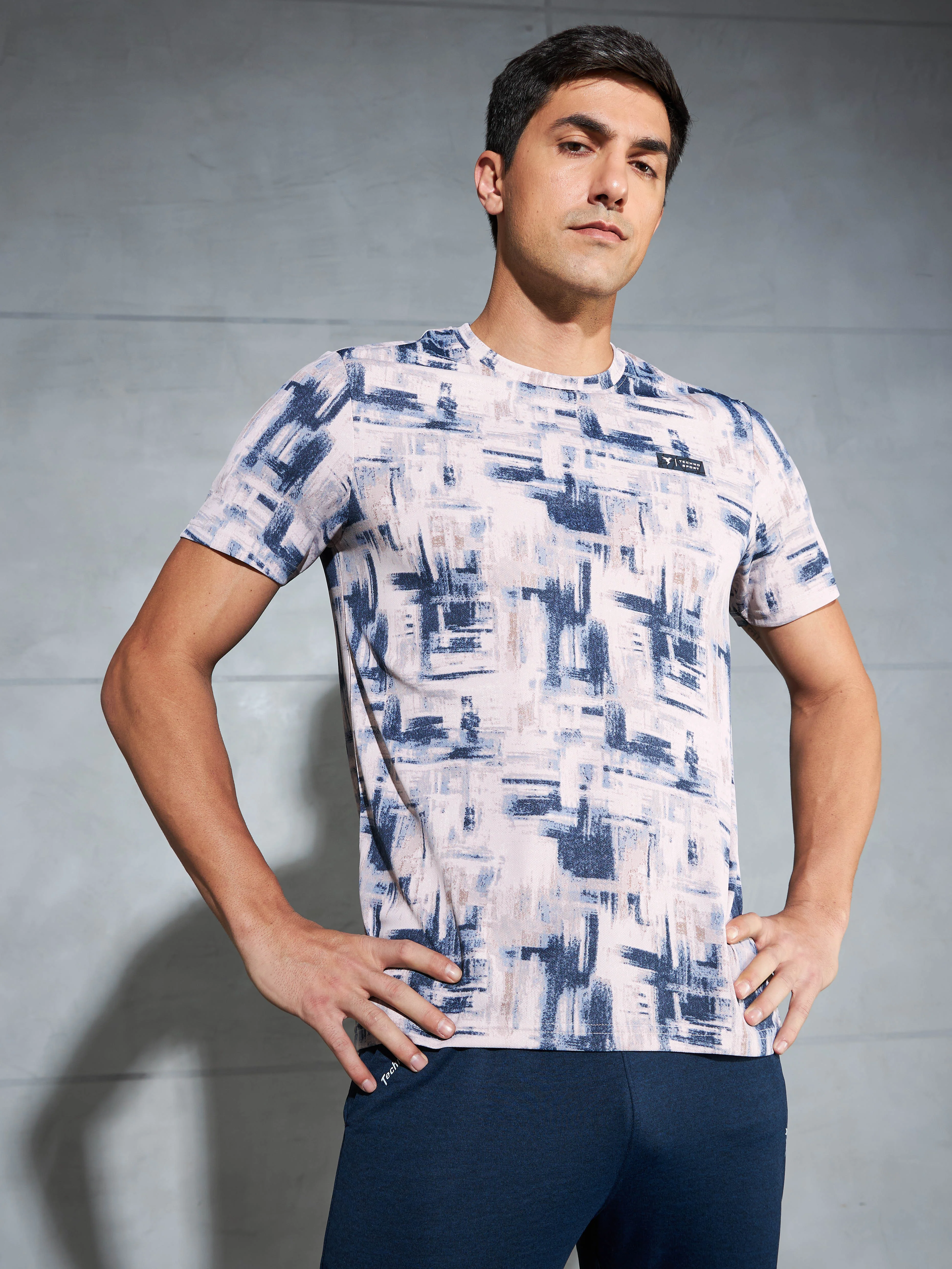 Men Abstract Print Slim Fit Crew Neck T-shirt with TECHNO COOL+