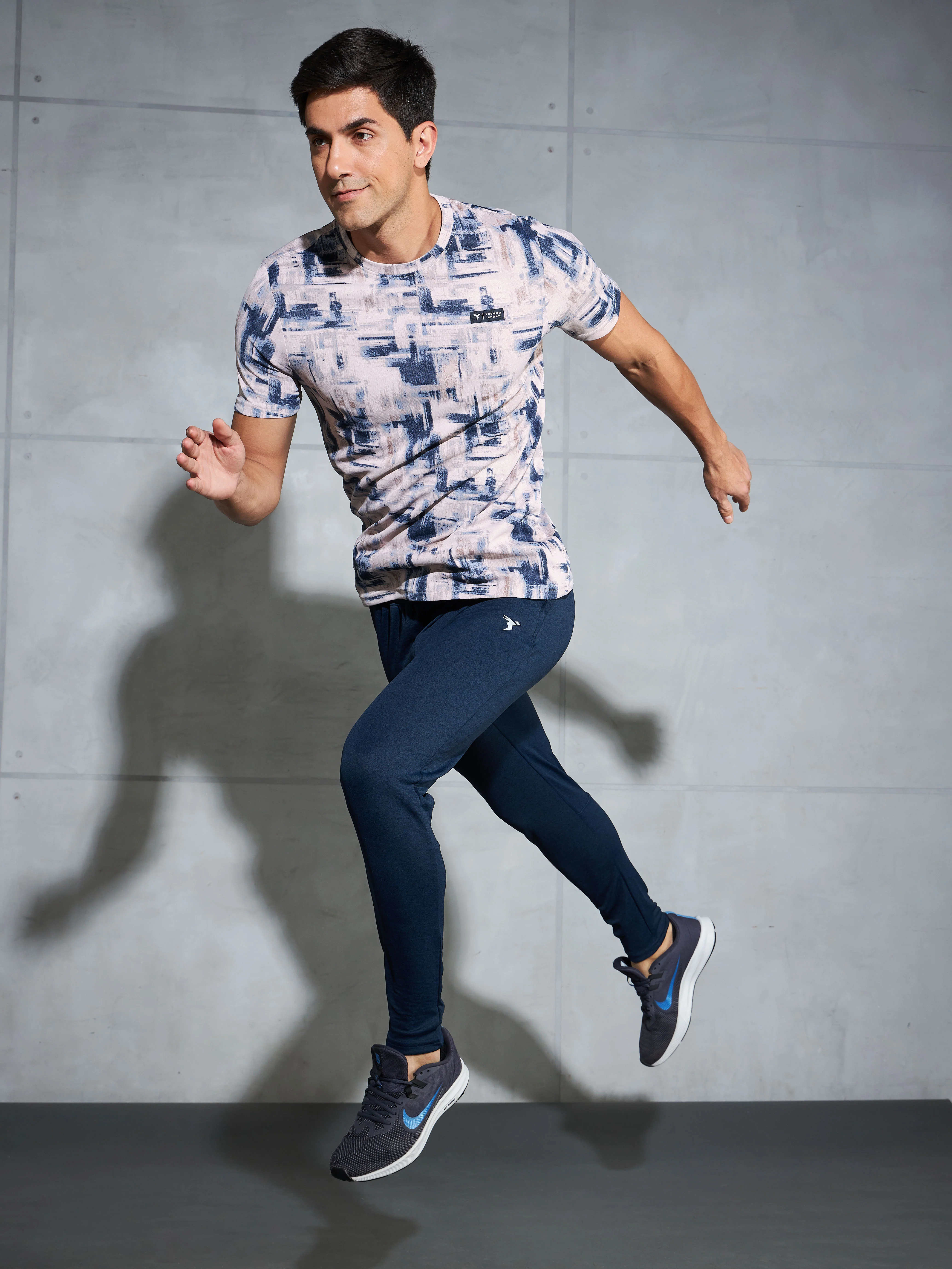 Men Abstract Print Slim Fit Crew Neck T-shirt with TECHNO COOL+ - Image 5