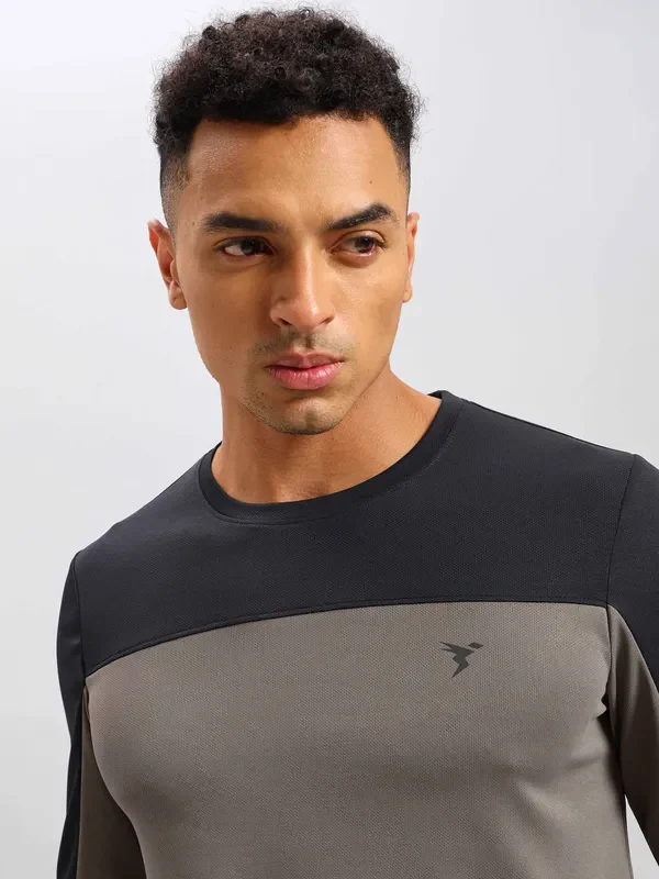 Men Colorblock Slim Fit Crew Neck T-shirt with TECHNO COOL+ - Image 4