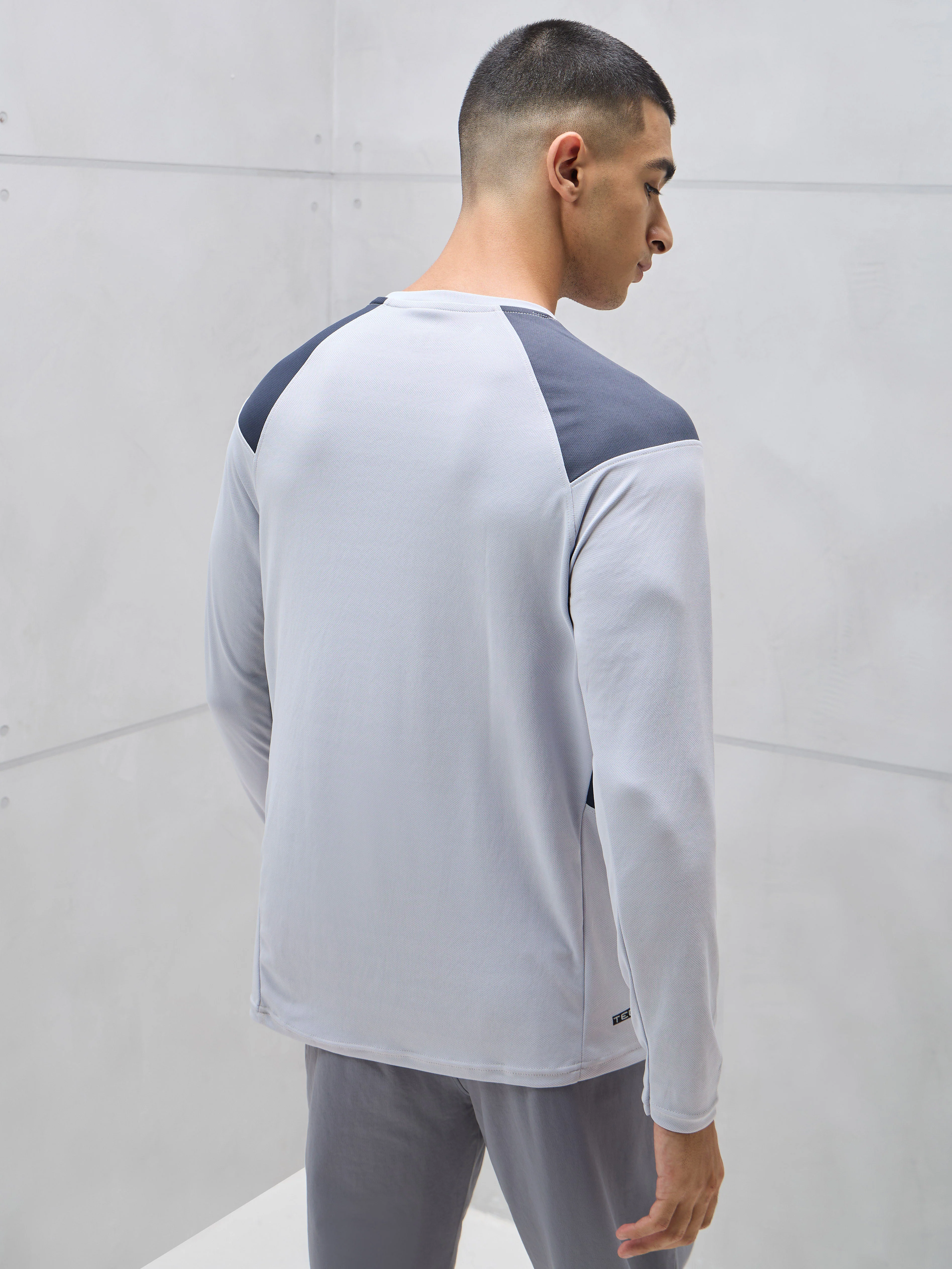 Men Colorblock Slim Fit Crew Neck T-shirt with TECHNO COOL+ - Image 2