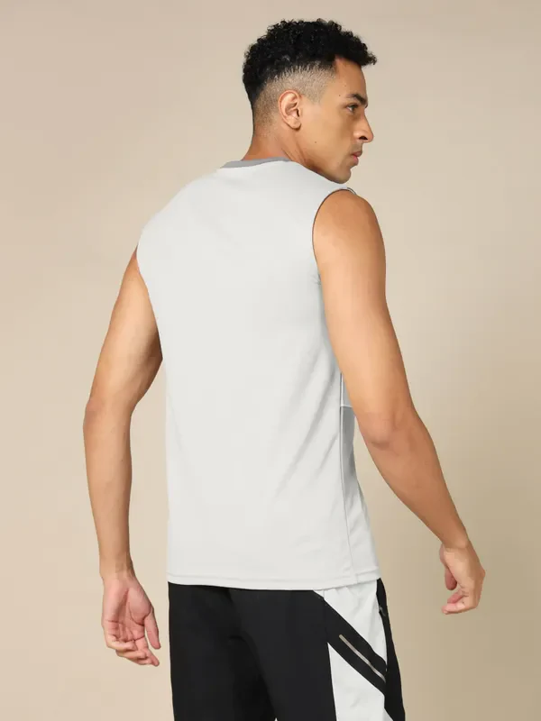 Men Colorblock Slim Fit Crew Neck Innerwear Vest with TECHNO COOL+ - Image 3