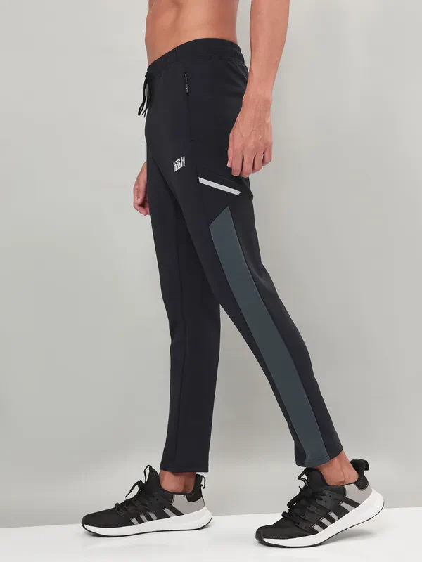 Men Colorblock Relax Fit Trackpants with ELASTO PLUS - Image 4