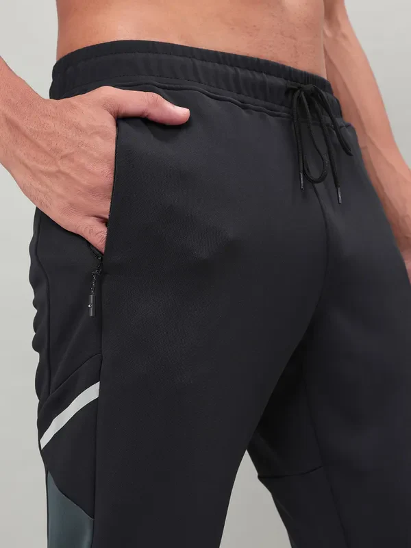 Men Colorblock Relax Fit Trackpants with ELASTO PLUS - Image 8