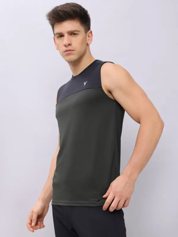 Men Colorblock Slim Fit Crew Neck Innerwear Vest with TECHNO COOL+ - Image 4