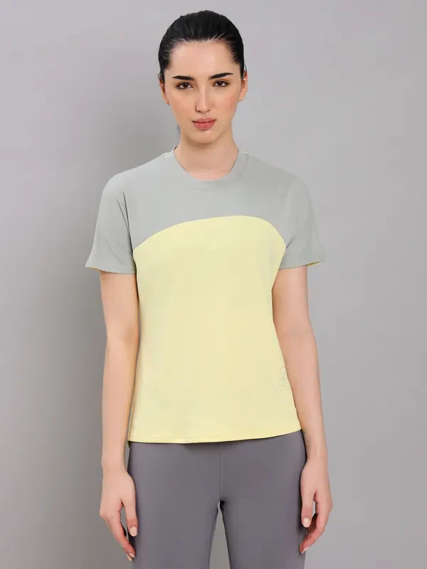 Women Colorblock Slim Fit Crew Neck T-shirt with TECHNO COOL+